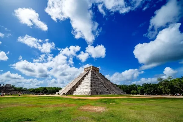breathtaking-view-pyramid-archaeological-site-chichen-itza-yucatan-mexico_181624-47577